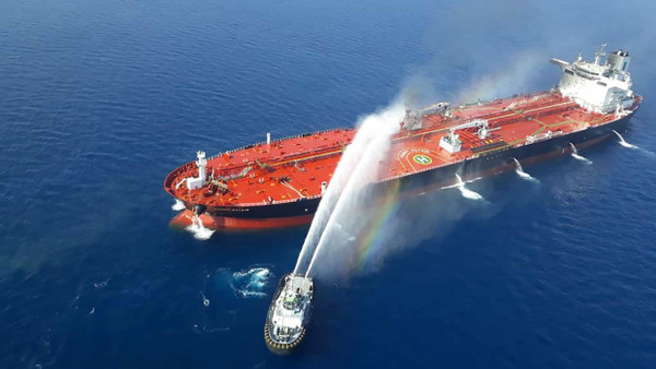 Ein Bilder der iranischen Nachrichtenagentur Tasnim zeigt einen norwegischen Tanker im Golf von Oman, der mutmaßlich von Iran attackiert wurde.