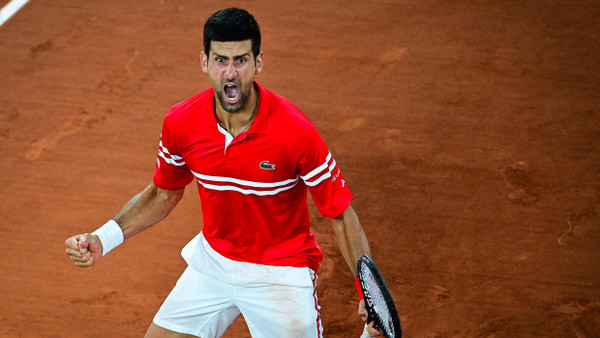 Novak Djokovic feiert seinen Sieg im Viertelfinale der French Open.