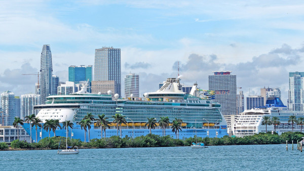 Schwimmende Städte vor Hochhauskulisse: Kreuzfahrthafen Miami, Januar 2024