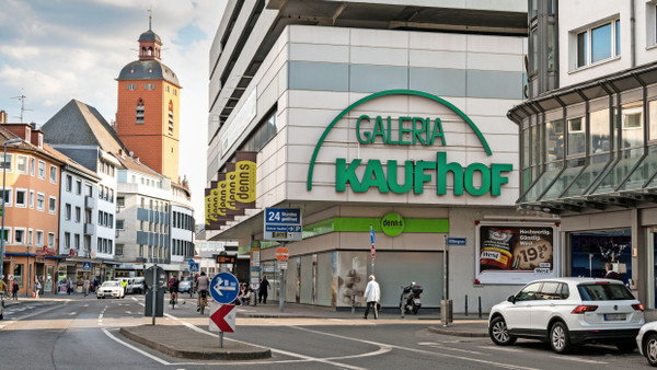 Weniger Parkmöglichkeiten für Kunden: Die Schusterstraße vor Galeria Kaufhof könnte schon bald zur autofreien Zone werden.