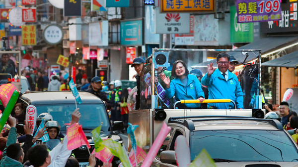 Winken und lächeln: Taiwans Präsidentin Tsai Ing-wen (links in ihrem Kampagnenfahrzeug) grüßt Fähnchen schwenkende Anhänger.