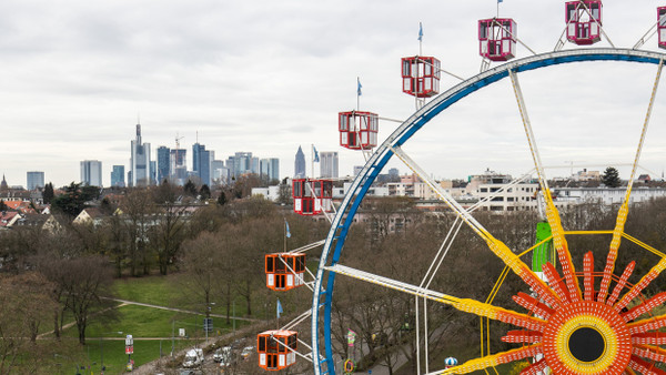 Riesenrad mit Skyline-Blick: Die Dippemess ist Frankfurts ältestes und größtes Volksfest.
