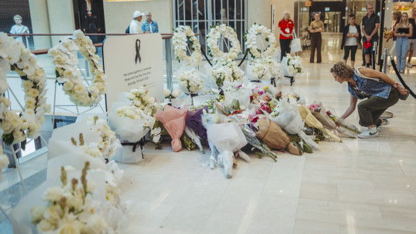 Im Westfield-Einkaufszentrum erinnern am Donnerstag weiße Blumengestecke und eine Trauerbotschaft an den Messerangriff.