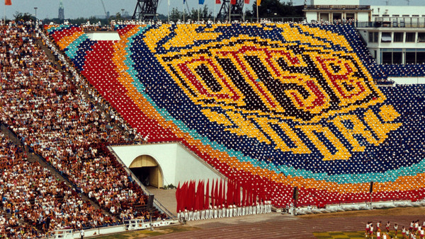 Eröffnung Sportfest 1983: Die Zuschauer entwerfen beim Festprogramm durch Tücher das Emblem des Deutschen Turn- und Sportbunds.