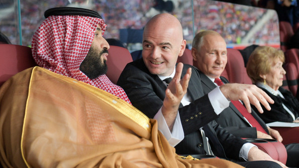 Gianni Infantino (rechts) und der saudische Kronprinz Mohammed Bin Salman bei der WM in Russland 2018