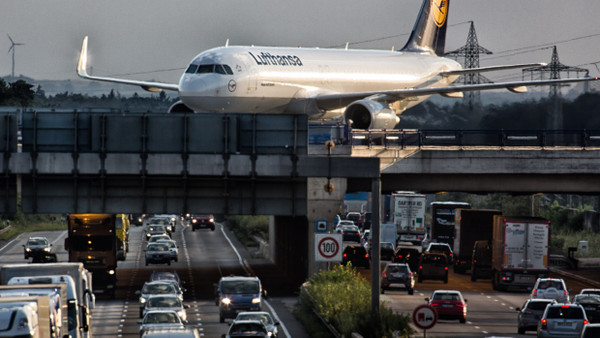 Ein Flugzeug rollt über die Rollbrücke zur Nordwestlandebahn des Flughafens Frankfurt.
