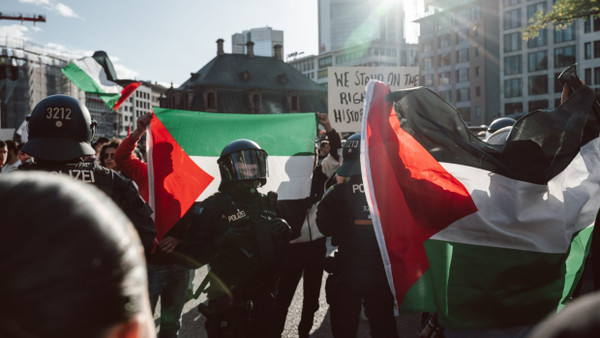 Der Ton ist ein rauer, die Stimmung aufgeheizt: Der Israel-Palästina-Konflikt beschäftigt weiterhin die Bürger, wie hier auf einer propalästinensischen Demonstration in Frankfurt zu sehen.