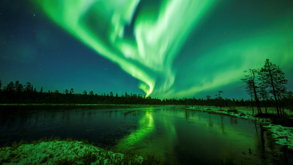 Polarlichter über einem See in Lappland