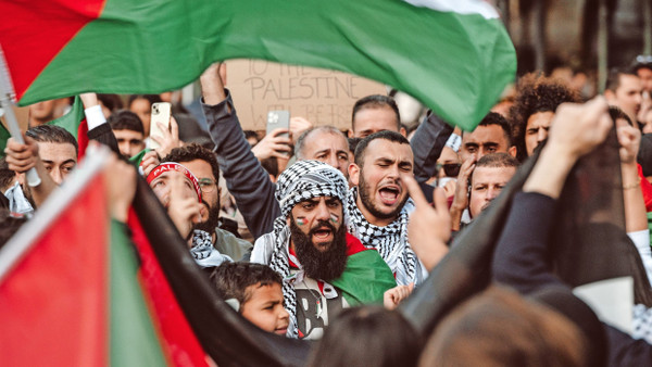 Demonstranten der verbotenen Pro-Palästina-Kundgebung auf dem Platz an der Frankfurter Hauptwache.