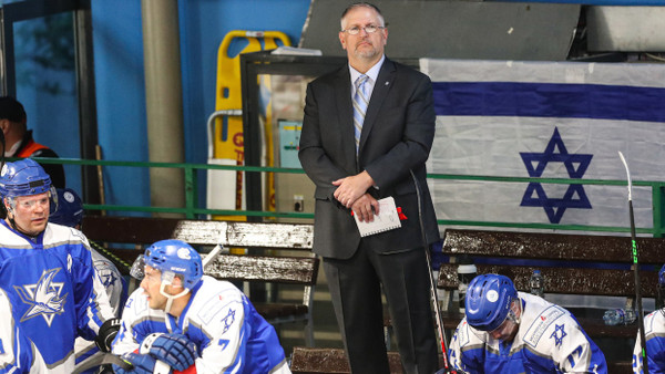 Von IIHF-Turnieren ausgeschlossen: Israels Eishockey-Nationalspieler (hier 2022 mit dem damaligen Nationaltrainer Ty Newberry)