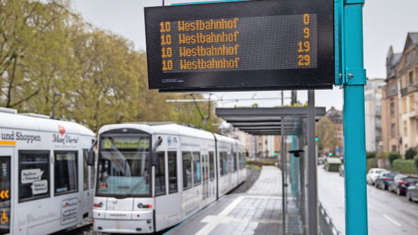 Countdown: Neue dynamische Anzeigen für Busse (oben) und für Straßenbahnen wie an der Haltestelle Habsburger-/Wittelsbacherallee