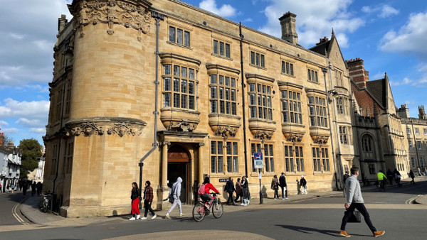 Einst wurden im „Indian Institute“ Kolonialbeamte ausgebildet, heute sitzt hier die Oxford Martin School