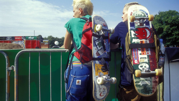Zwei junge Frauen mit Skateboards und Carhartt-Hosen im Jahr 2000 bei einem Festival