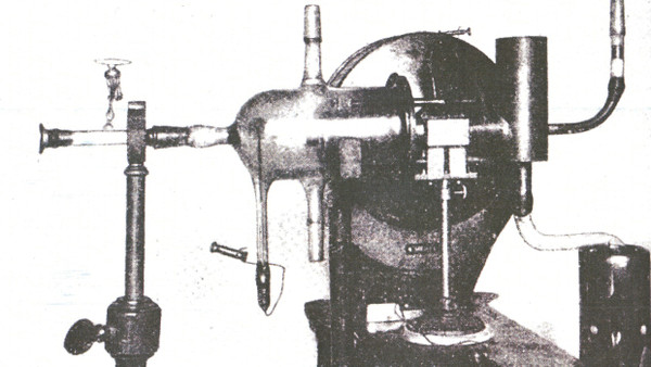 Der Versuchsaufbau des Stern-Gerlach-Experiments war insgesamt nur etwa 30 Zentimeter lang. An den enden der gläsernen Tüllen waren Pumpen und Kühler angeschlossen.