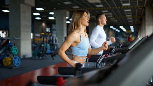 Frauen können ihr Risiko für Herzkreislauferkrankungen durch Sport rascher senken als Männer.