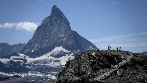 Der Gipfel des Matterhorns über dem Ferienort Zermatt ist aufgrund der Hitzewellen völlig schneefrei und daher zu gefährlich für einen Aufstieg. Archivbild vom 08. August 2020.