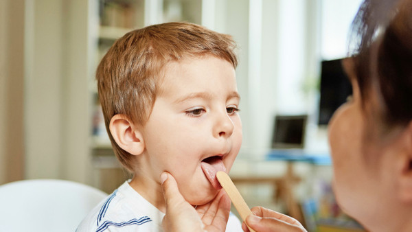 Einmal die Zunge ganz weit raus: Am Wochenende kümmert sich der Bereitschaftsdienst um kranke Kinder.