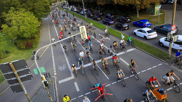 Fahrräder sind besser sind als SUVs – das steht für die Teilnehmer dieser Demo in Freiburg fest.