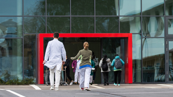 Das moderne Klinikum Höchst kommt die Stadt Frankfurt teuer zu stehen.