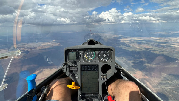 Blick aus dem Cockpit: Beim Segelfliegen ist die Sicht oft klar und weit.