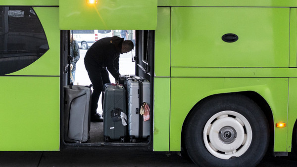 Bereit für die Abreise: Ein Fernbus wird beladen.