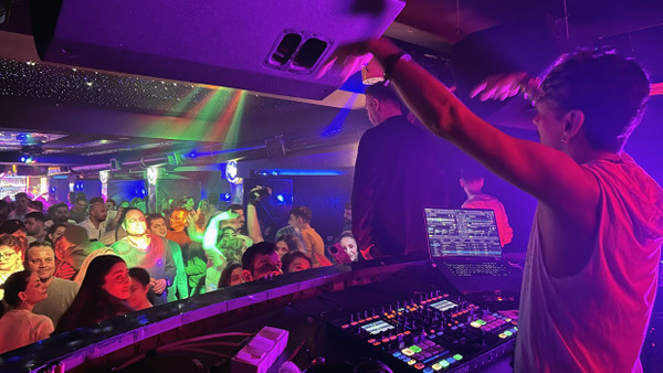 Ruby Club in Van: Partygäste aus Iran feiern das Neujahrsfest, im Vordergrund DJ Iman