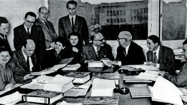 Konvent im Kloster der Kritischen Theorie:
  Das undatierte Foto zeigt die Direktorenrunde des Instituts für Sozialforschung  mit Max Horkheimer und Theodor W. Adorno in der Mitte.
