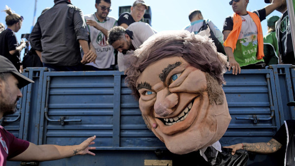 Feindbild Milei: Demonstranten am 5. April in Argentiniens  Hauptstadt Buenos Aires