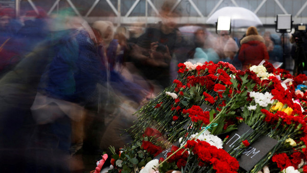 Am 24. März 2024 legen Menschen Blumen an einem provisorischen Denkmal für die Opfer des Anschlages nieder.