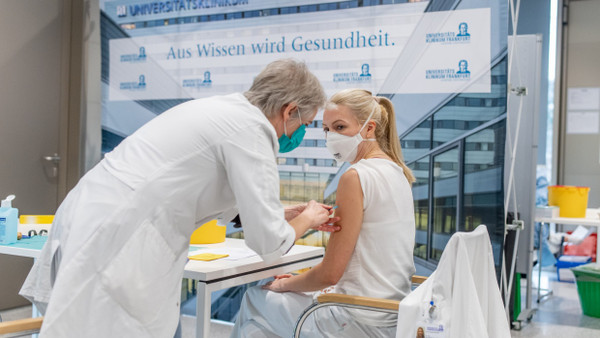 Impft selbst medizinisches Personal in Frankfurt: Sabine Wicker ist Betriebsärztin der Uniklinik