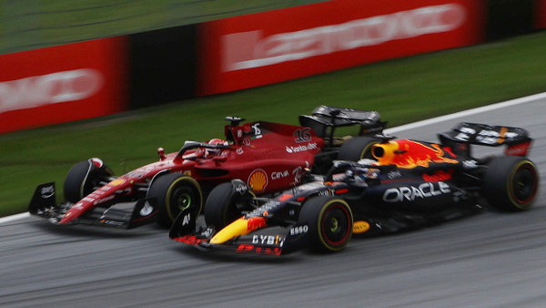 Charles Leclerc (l.) überholte Max Verstappen in Spielberg gleich mehrmals.