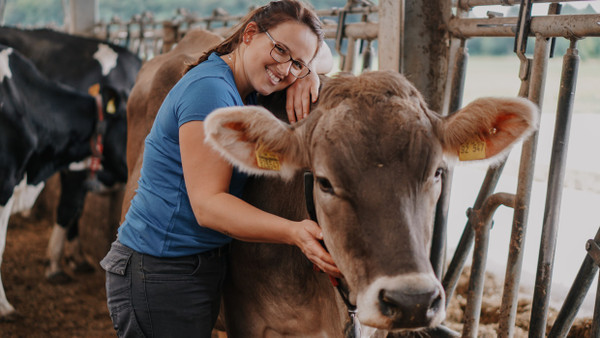 Landwirtschaft ist weniger Klischee, als es aussieht: Bettina Hueske leitet einen Milchviehbetrieb in Nordrhein-Westfalen.