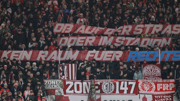 „Kein Raum für Rechts“: RB-Leipzig-Fans im Stadion