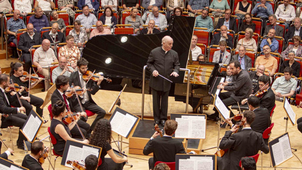 Daniel Barenboim dirigiert: Tourneestart des West-Eastern Divan Orchestra in Köln