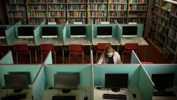 Weil sie so viele Studien schreiben und publizieren müssen, kommen junge Wissenschaftler und Wissenschaftlerinnen kaum noch zum Lesen anderer Studien.