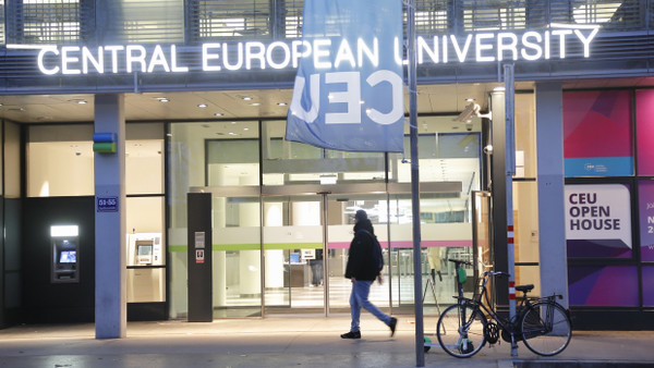 Die Central European University zog nach restriktiven Änderungen des ungarischen Hochschulgesetzes 2019 von Budapest nach Wien.
