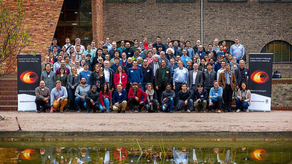 Rund 120 der mehr als 200 Forscher des EHT-Konsortiums trafen sich im November 2018 im Rahmen des „Event Horizon Telescope Collaboration Meetings“ an der Radboud Universität in Nijmegen.