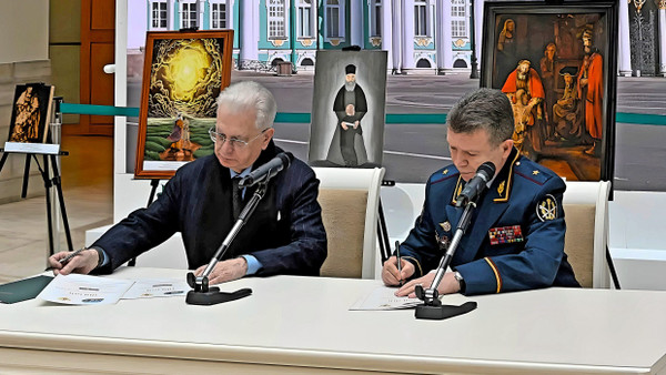 Eremitagedirektor Michail Piotrowski (links) und Igor Potapenko, Regionalchef der russischen Gefängnisverwaltung, stellen das gemeinsame Rembrandt-Projekt vor.