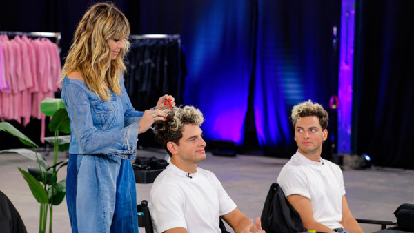 Beim Umstyling: Heidi Klum begutachtet die Haare von Luka, neben ihm sitzt sein Bruder Julian.