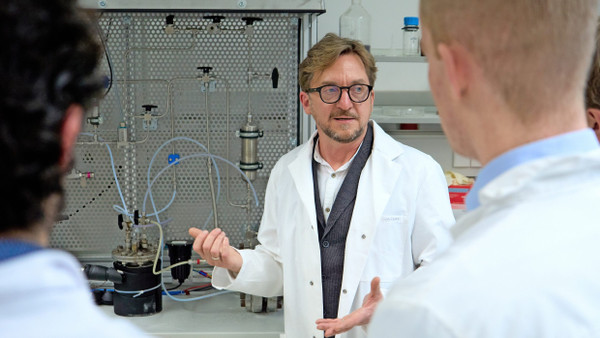 „Smarte“ Technik: Im Versuchslabor forscht Enno Wagner an Wasserstoffspeichern, die auch von Privatleuten genutzt werden können.
