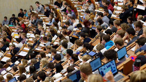 Studierende sitzen während einer Vorlesung in einem Hörsaal: Durch die beschlossene Reform soll die Zahl der BAfÖG-Empfänger künftig wieder steigen.
