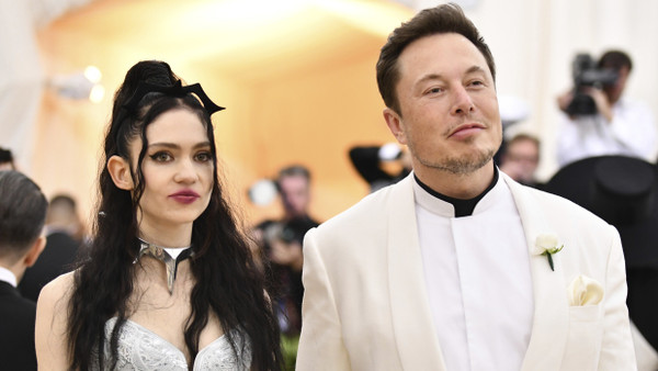 Grimes und Elon Musk bei ihrem ersten gemeinsamen Auftritt im Mai 2018 auf der Met-Gala in New York