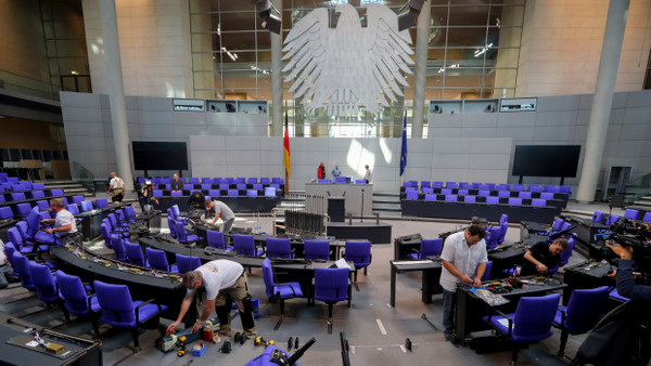 Der Plenarsaal des Bundestags wurde 2017 umgebaut, da mit der FDP und AfD zwei neue Fraktionen dazukamen