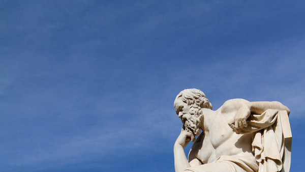 Statue von Sokrates vor der Kunstakademie von Athen in Griechenland.