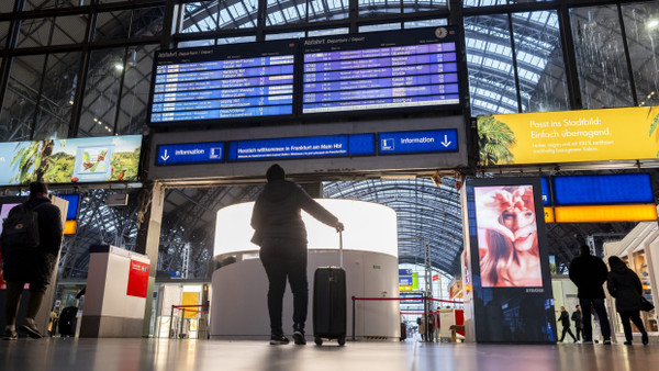 Pendler am Frankfurter Hauptbahnhof: Wegen Streik der Lokführer und am Flughafen sind die Reisemöglichkeiten eingeschränkt.