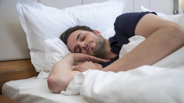 Schlaf soll erholsam sein. Starkes Schnarchen kann ein Alarmzeichen sein, dass die Erholung nicht stattfindet.