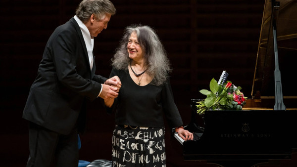 Und wüssten’s die Blumen: Martha Argerich und Thomas Hampson am Ende ihres Konzerts in Luzern