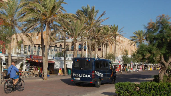 Eine Polizeistreife fährt über die Playa de Palma auf Mallorca