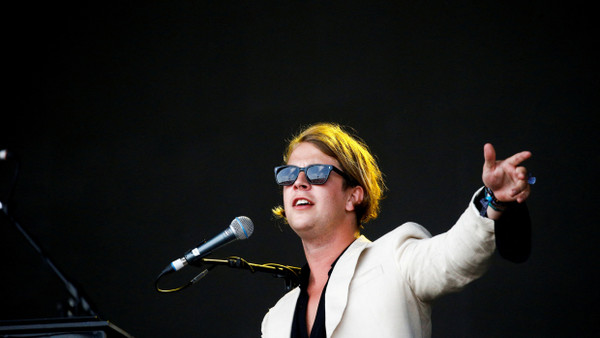 Sänger Tom Odell beim Glastonbury Festival in Somerset 2019