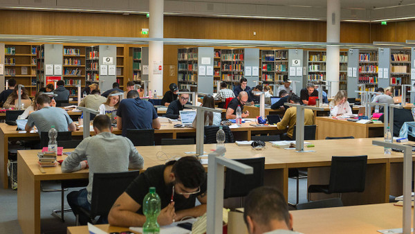 Studierende wünschen sich, von der Schule besser auf das Studium vorbereitet zu werden.